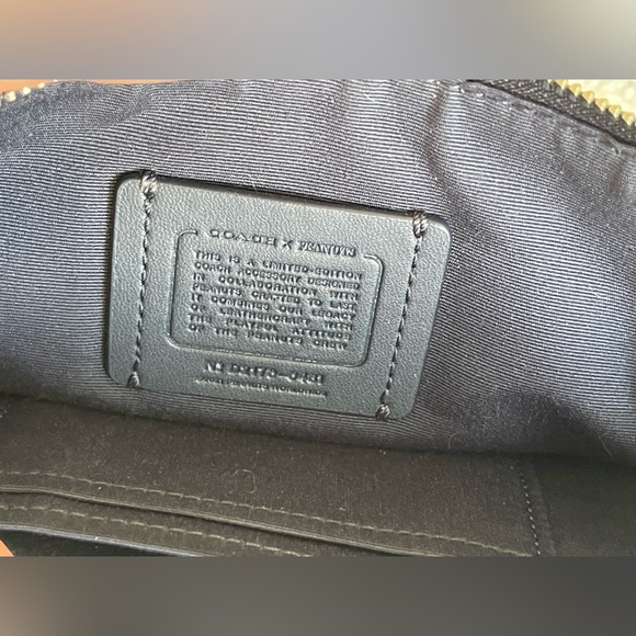 Coach X Peanuts Snoopy Large Corner Zip Wristlet With Snoopy And Friends - Picture 4 of 5